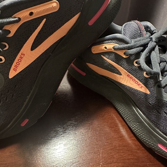 Womens Brooks Ghost Max Running Shoe Size 7.5, Black - Picture 2 of 11